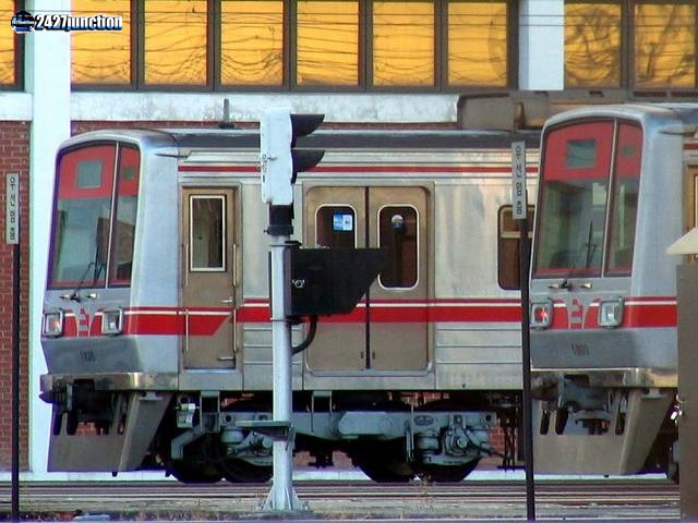 車庫で待機する大邱都市鉄道1号線1000系(月背車両基地にて)